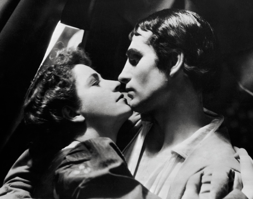 Peggy Ashcroft and Laurence Olivier as Romeo and Juliet at the Shakespeare Memorial Theatre, 1935